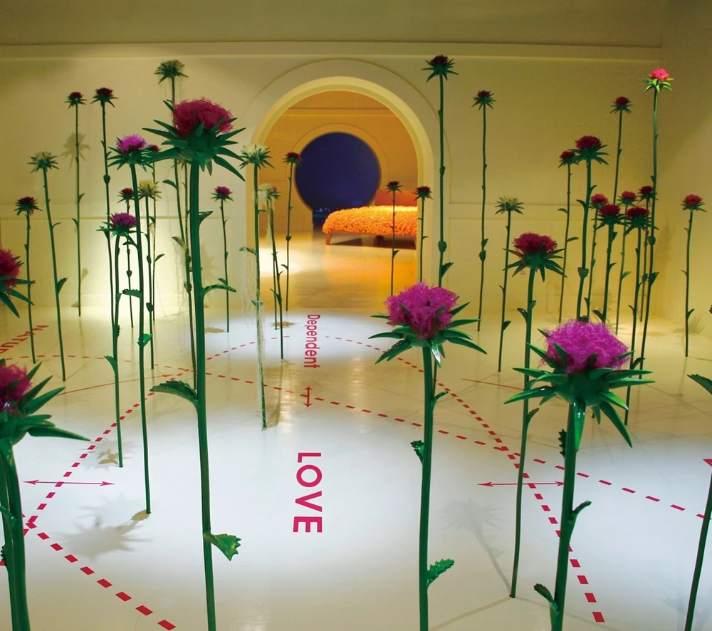 2006年「此時此刻」個展於台北當代藝術館；《古老的感覺》，2006，玻璃纖維、毛線、卡點西德、壁畫圖騰，835×674×321cm。-圖片